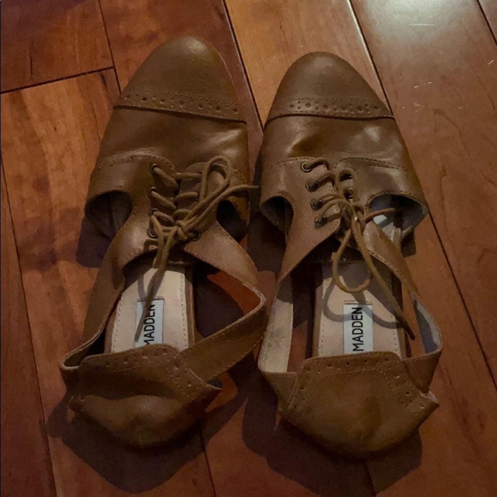 Flat lace up shoes